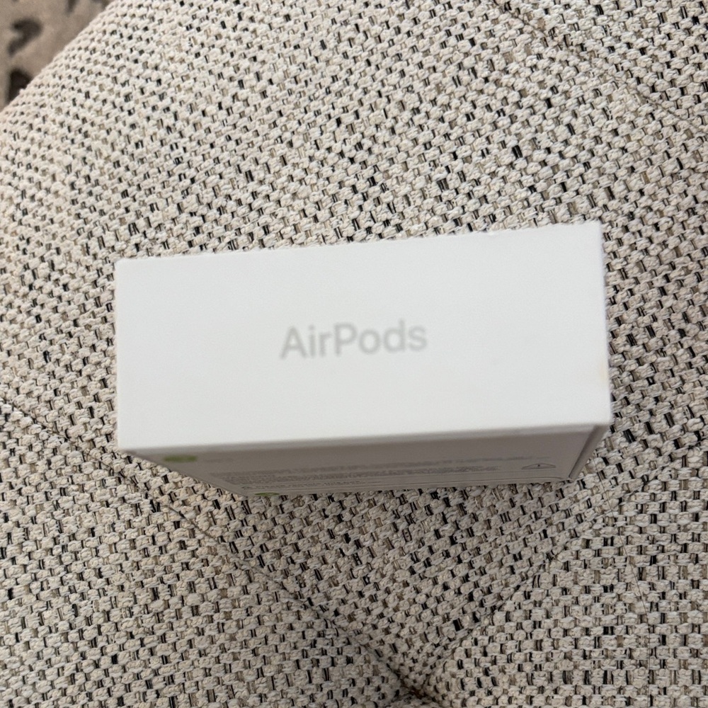 BRAND NEW IN SEALED BOX Apple AirPods 4 - Picture 4 of 8